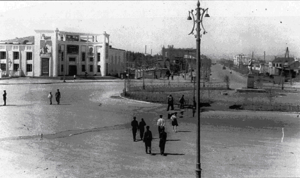 Снимок 1949 года. Площадь имени Кирова. На первом плане кинотеатр «Комсомолец»