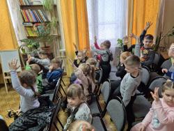 Дети, собака, библиотека 