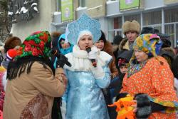 На площади у библиотеки прошло масленичное народное гуляние