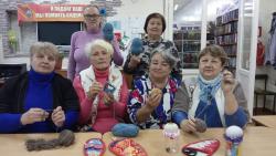 Комсомольчанки свяжут носки для мобилизованных мужчин