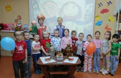 «Сверху пар, снизу пар-шипит наш русский самовар!»