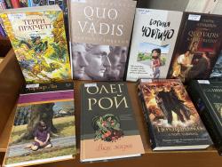 В нашей библиотеке им. Гайдара проходит выставка книжных новинок для всех возрастов, которая определенно привлечет внимание  читателей 