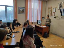 Взрослый абонемент библиотеки им. Н. Островского провел  очередную встречу для учеников художественной школы им. Цивелева по творчеству Ивлевой Надежды Семеновны.